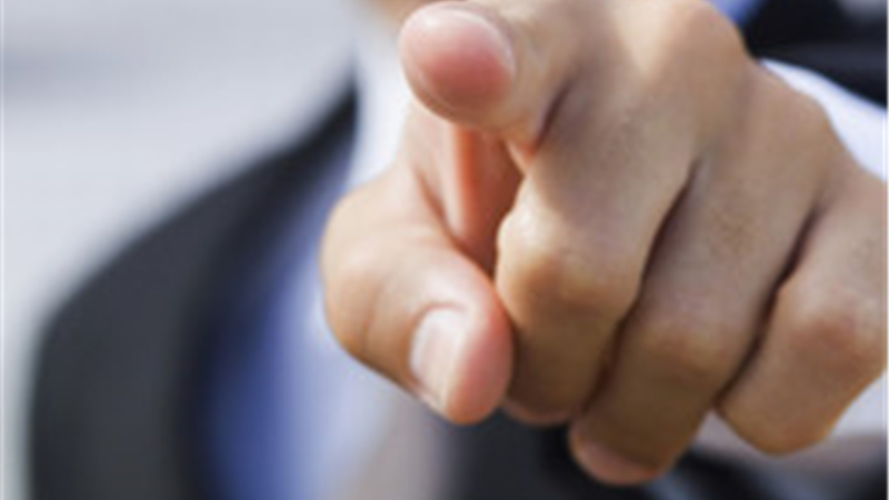 به جای قضاوت کردن دیگران به فکر زندگی خودت باش