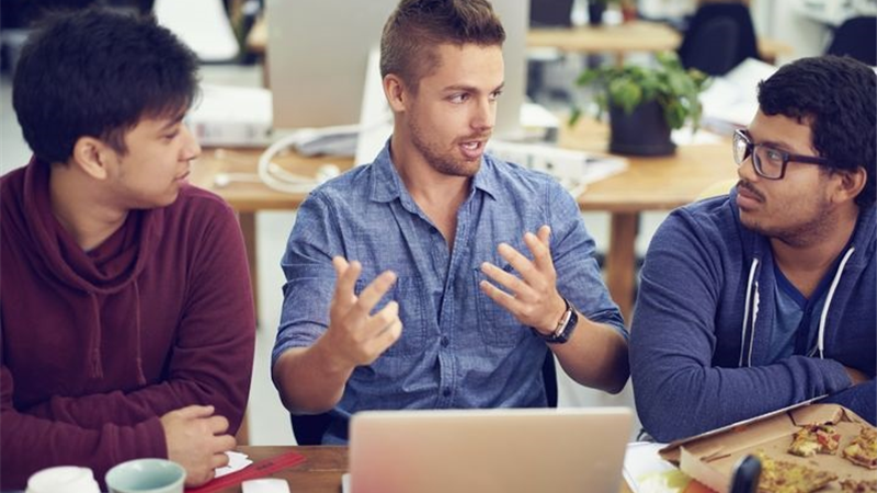 در برابر آدم‌های پرحرف چگونه رفتار کنیم