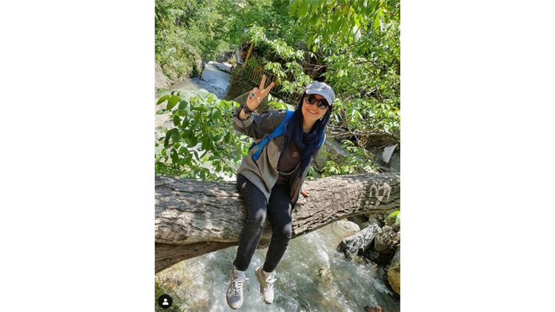 عکسی از آناهیتا همتی در غروب زیبای دریا