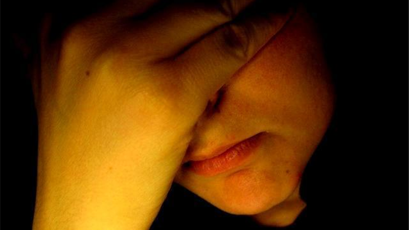 زنی در چنگ موتورسوار هوسران