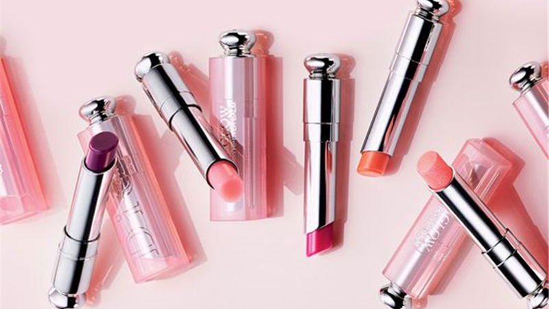 چگونه برق لب بزنیم