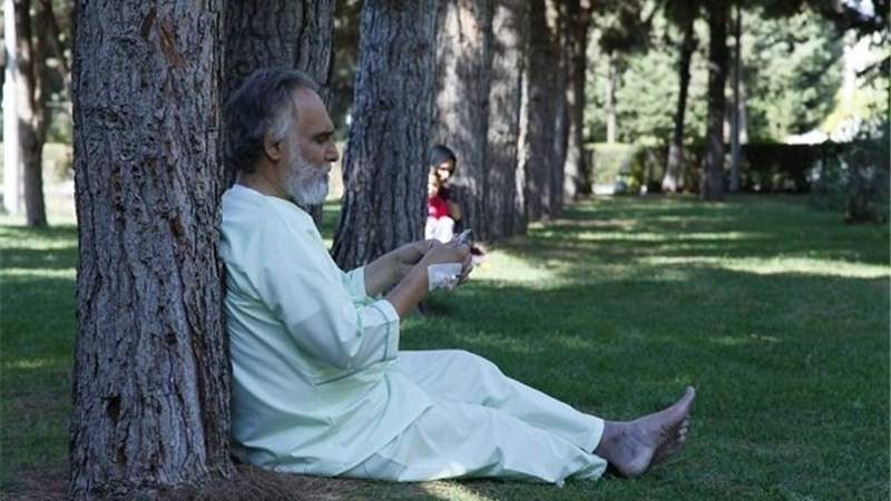 خلاصه داستان و بازیگران سریال دریا نزدیک است