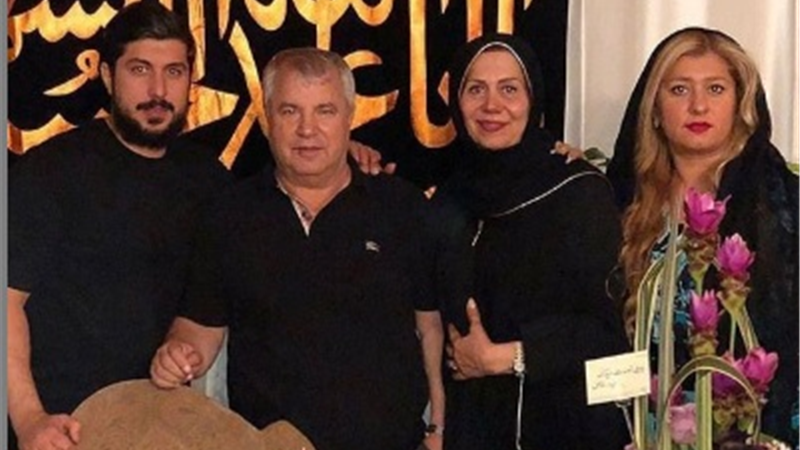 علی پروین در کنار همسر و فرزندانش