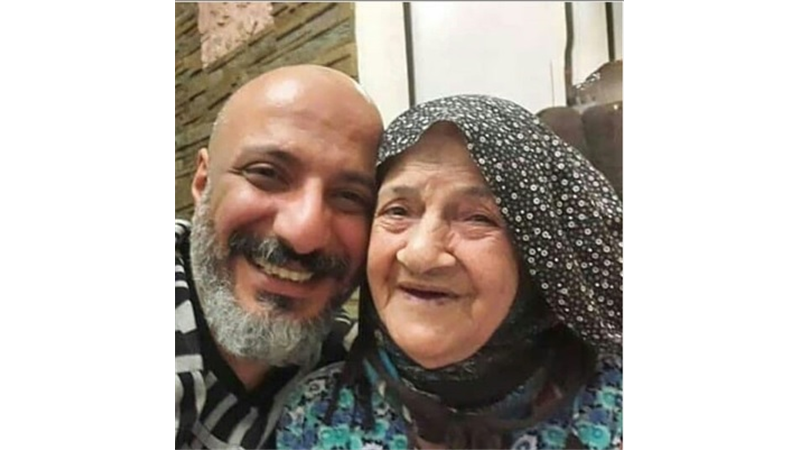 امیر جعفری در کنار مادر پیرش