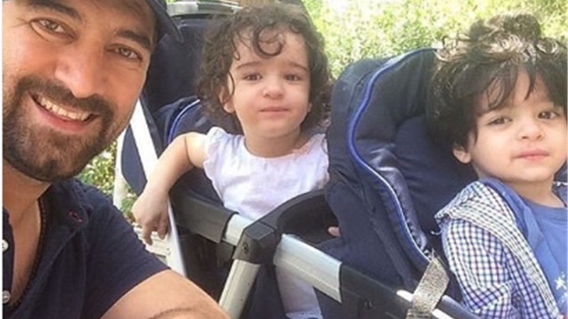 عکسی از مجید صالحی و دوقلوهایش