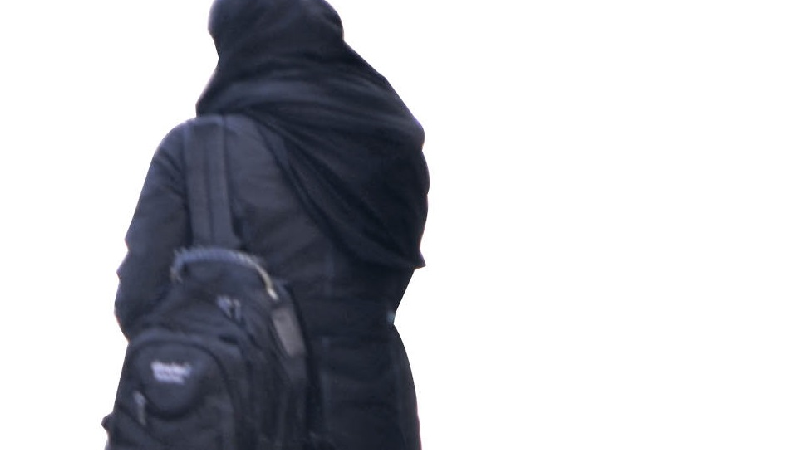 فرار دختر جوان از خانه شیطانی