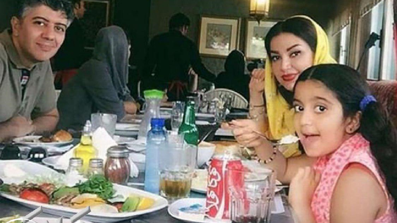 عکسی از شهرام پوراسد همراه همسر و فرزندش