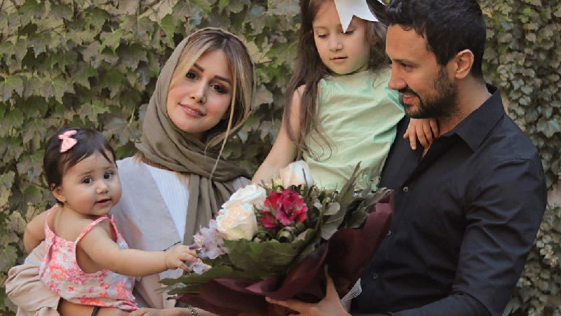عکسی از شاهرخ استخری در کنار همسر و فرزندان
