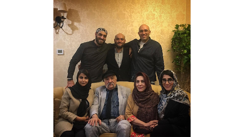 عکسی از داریوش ارجمند در کنار همه اعضای خانواده‌اش