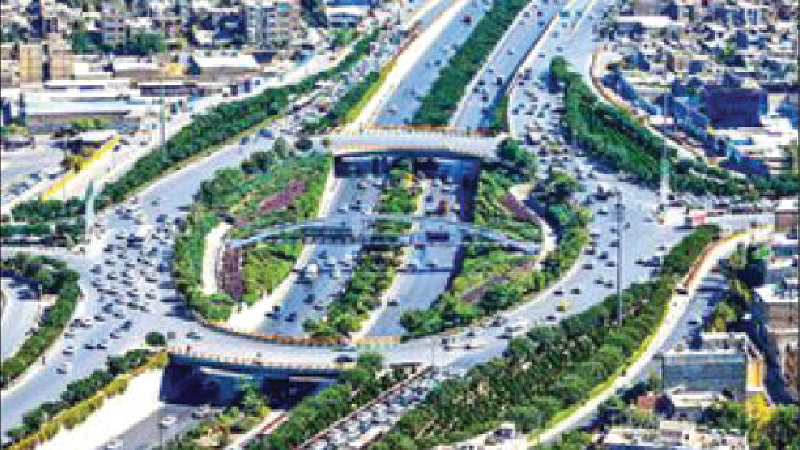 وضع زننده زنی وسط بزرگراه