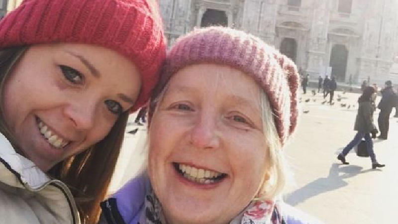 ازدواج عجیب دختر انگلیسی در روز فوت مادر