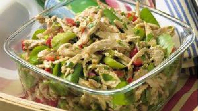 طرز تهیه سالاد مرغ یونانی؛ غذای رژیمی با سینه مرغ مناسب برای شام