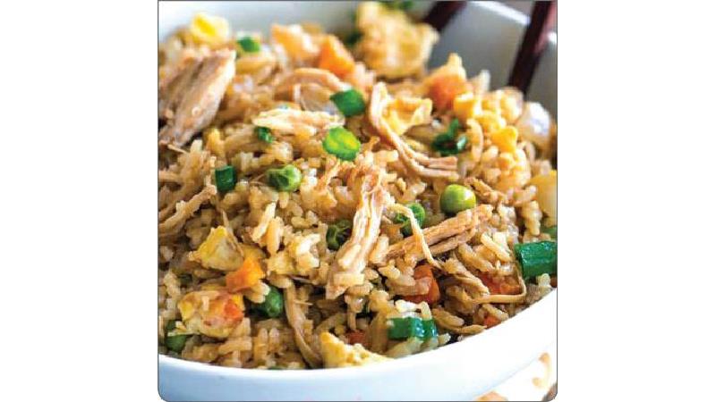 آشپزی متفاوت با مرغ؛ دستور پخت پلو پیازچه