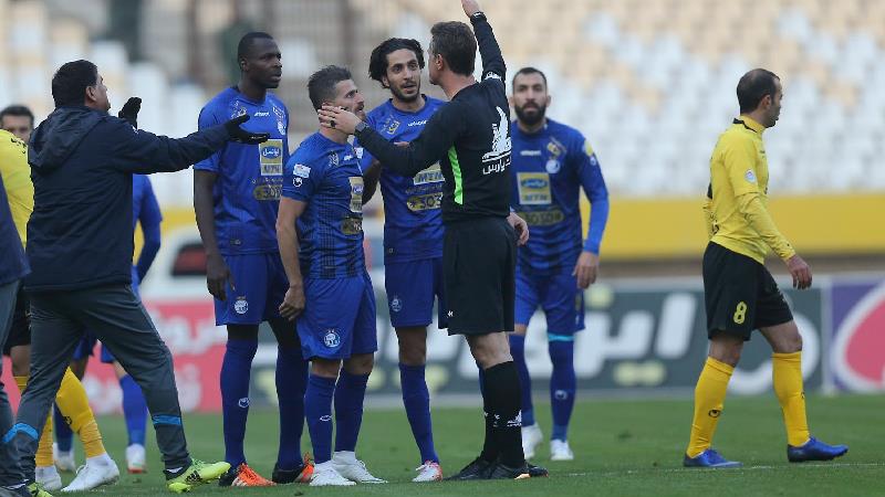 داور بازی استقلال سپاهان بدون تست وارد لیگ  برتر شد