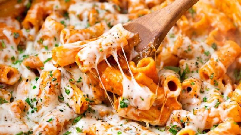 طرز تهیه کاملا حرفه‌ای پاستا همراه با سس آلفردو، سس پستو و سس بشامل