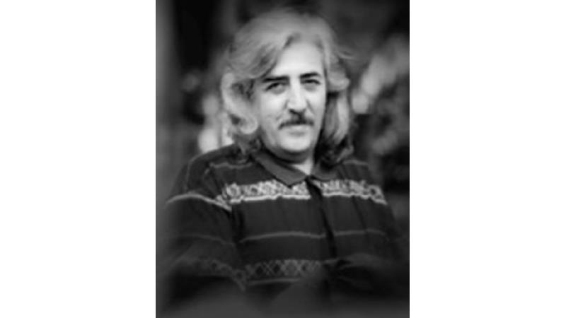 غزلی عاشقانه از حسین منزوی؛ همواره عشق بی خبر از راه می‌رسد