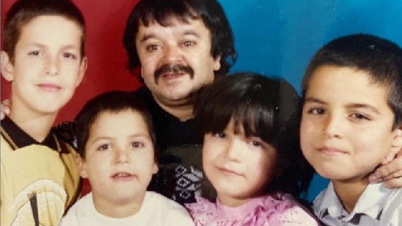 عکسی از اسدالله یکتا در کنار فرزندانش