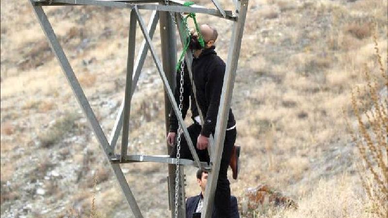 خودکشی قاتل فراری روی دکل برق