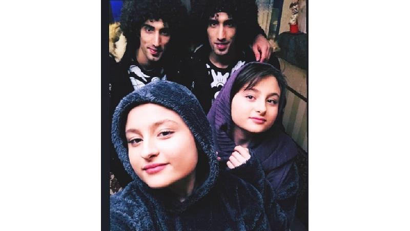 سلفی در پشت صحنه سریال پایتخت؛ سارا و نیکا و رحمان و رحیم