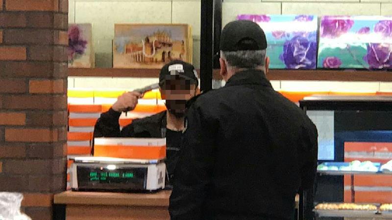 جزییات گروگان‌گیری مسلحانه همسر در شیرینی فروشی + عکس