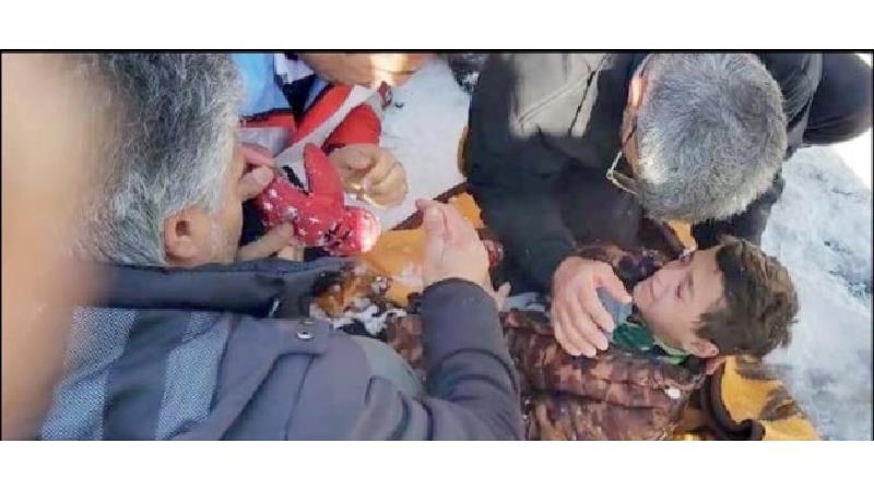نجات معجزه‌آسای پسربچه بعد از 45 دقیقه دفن شدن زیر بهمن