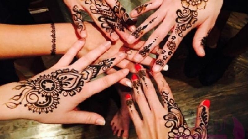 آموزش طراحی حنای بندری روی دست و پا