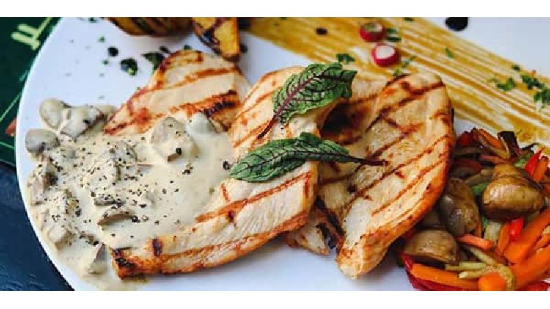 چه‌طور خوشمزه‌ترین استیک مرغ با سس قارچ را درست کنیم