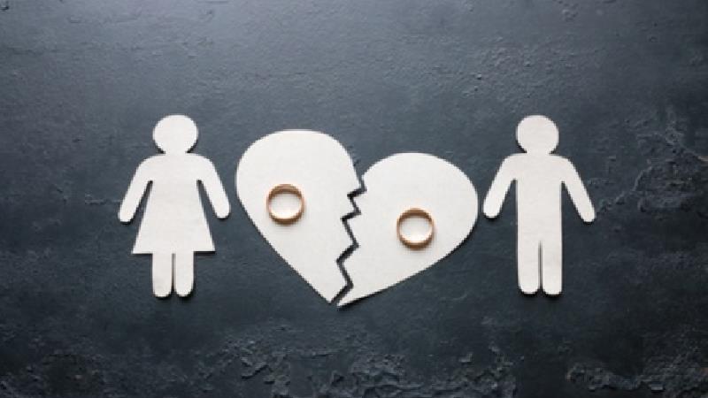 زنم می‌گوید برای پیشرفت طلاق می‌خواهد