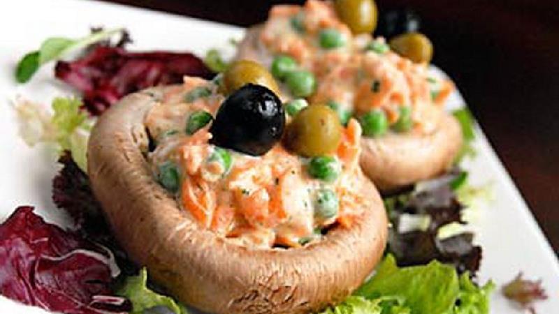 طرز تهیه 2 نوع قارچ شکم پر با فر؛ بدون گوشت و با گوشت چرخ کرده