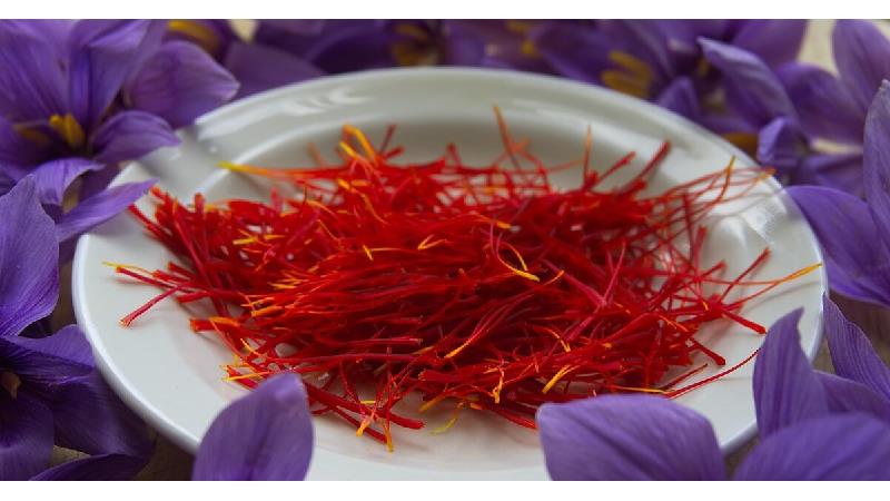 زعفران چه خاصیت‌هایی دارد؛ از درمان افسردگی تا لاغری