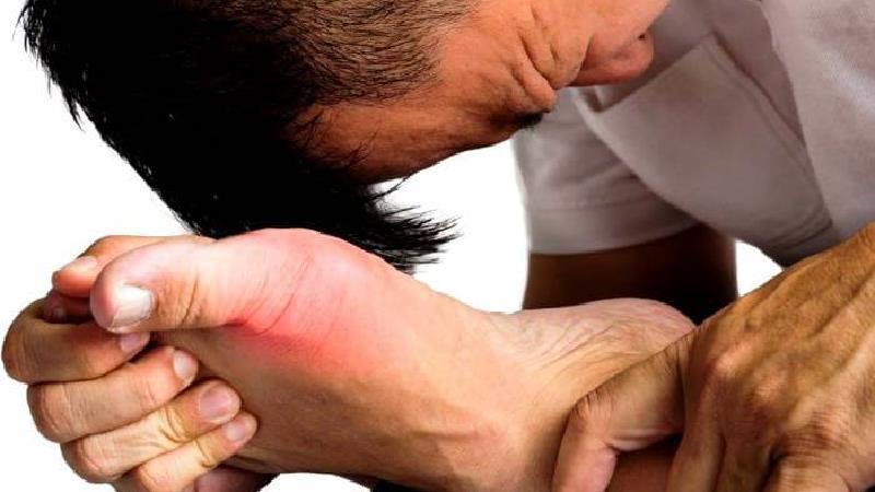 درد کف پا ناشی از چیست + راه‌های درمان