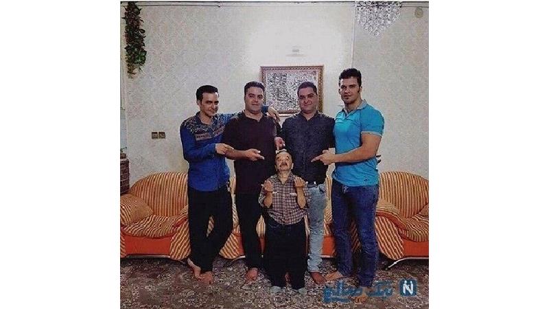عکسی از اسدالله یکتا در کنار ۴ پسر قدبلندش