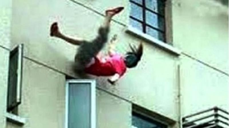 پرت کردن همسر از طبقه پنجم به دلیل ابتلا به کرونا
