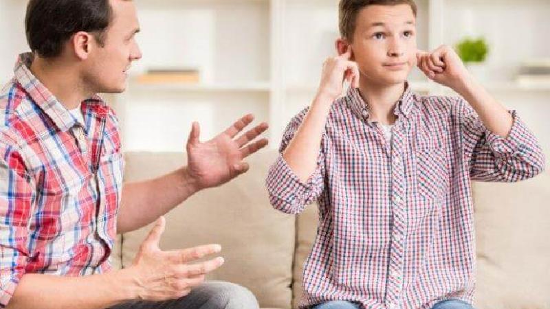 چرا نوجوانان نافرمانی می‌کنند و راه چاره چیست