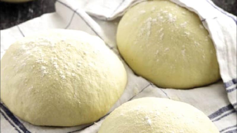 روش تهیه خمیر پیتزای ترد و پفکی در خانه