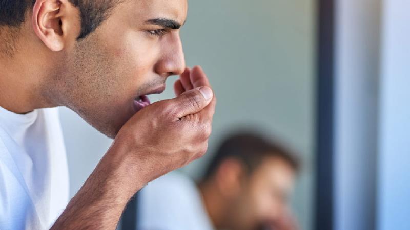 رفع بوی بد دهان در طول روز با روش‌های طبیعی