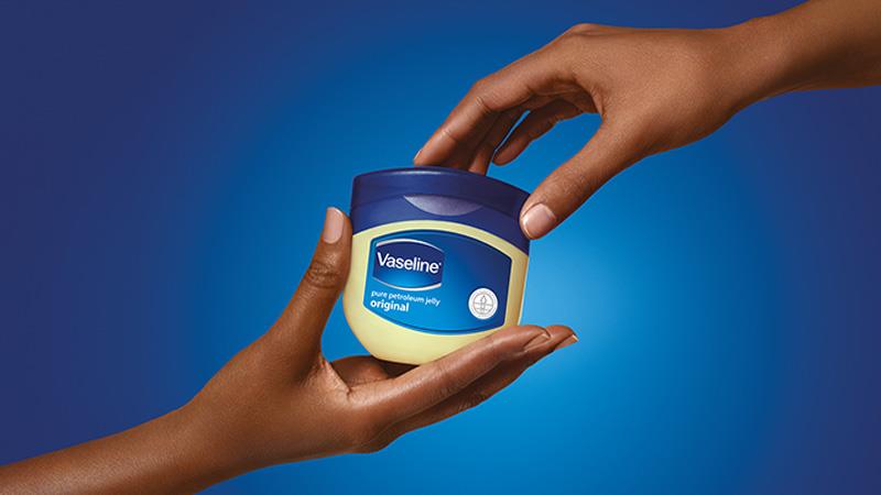 وازلین برای چی خوب است؛ پوست، مو و کاربردهای آرایشی