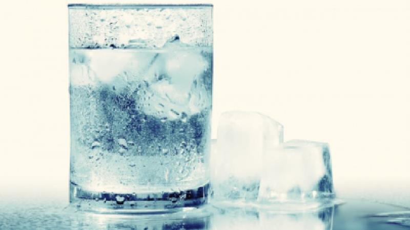 آب یخ چه ضرری دارد؛ دیدگاه طب سنتی