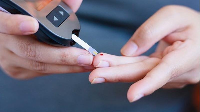 بهترین روش ها برای بالا بردن قند خون در خانه