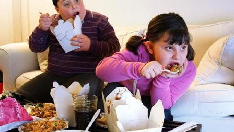پرخوری کودکان نشانه چیست و برای جلوگیری از آن چه باید کرد