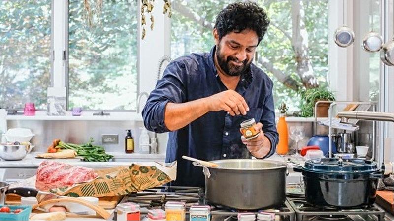 خوراک مرغ خوشمزه و رژیمی؛ 2 دستور پخت متفاوت با بادمجان و قارچ