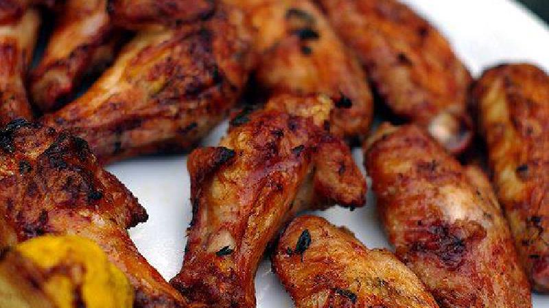 طرز تهیه بال مرغ کبابی در فر؛ عسلی، تند و معمولی