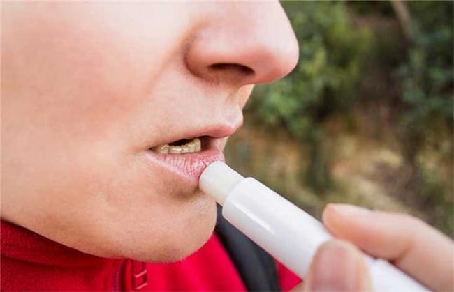 با درمان های خانگی برای رفع ترک لب آشنا شوید