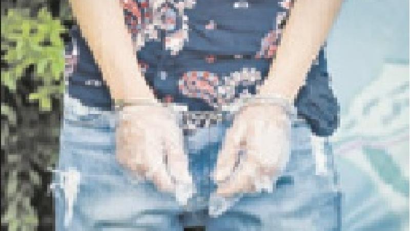 تفریح سیاه مرد پولدار با 2 کودک فال فروش