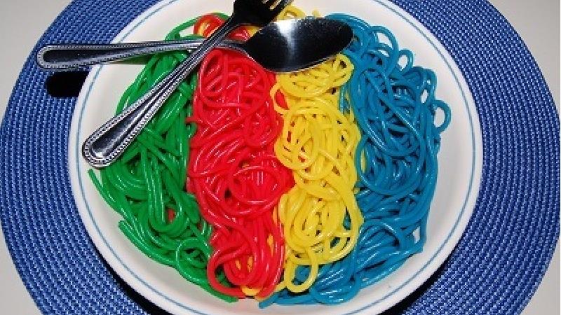 طرز تهیه ماکارونی رنگی؛ غذایی باب میل بچه ها