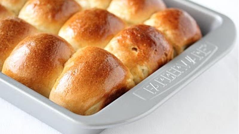 طرز تهیه کامل نان خامه ای خانگی با فر