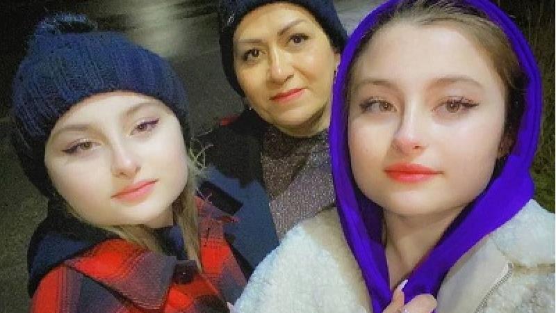 عکسی از سارا و نیکای سریال پایتخت در کنار مادرشان