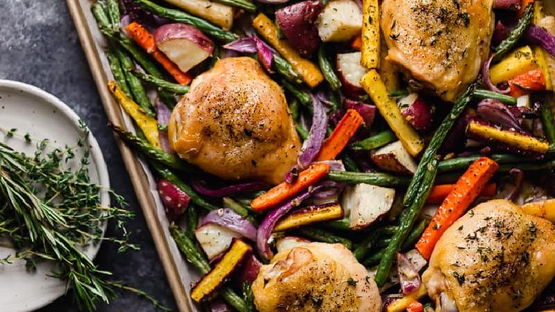 طرز تهیه مرغ با سبزیجات معطر در فر