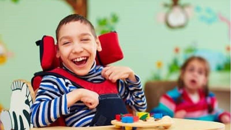 فلج مغزی کودک چیست؛ علایم و راه های پیشگیری