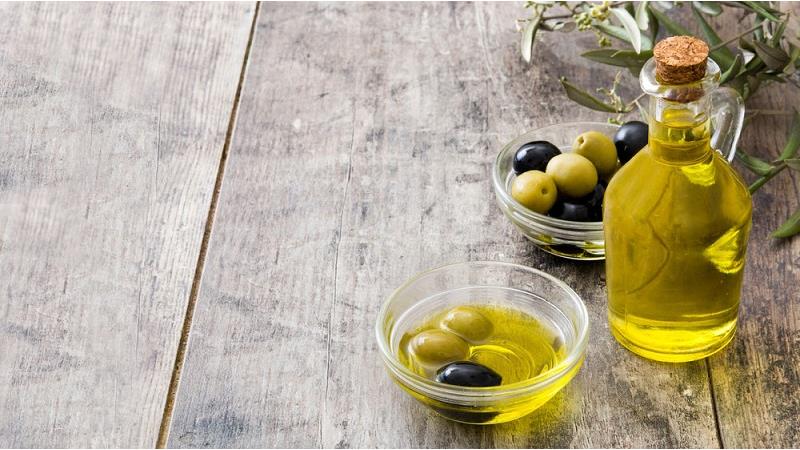 خواص و فواید خوردن روغن زیتون صبح ناشتا